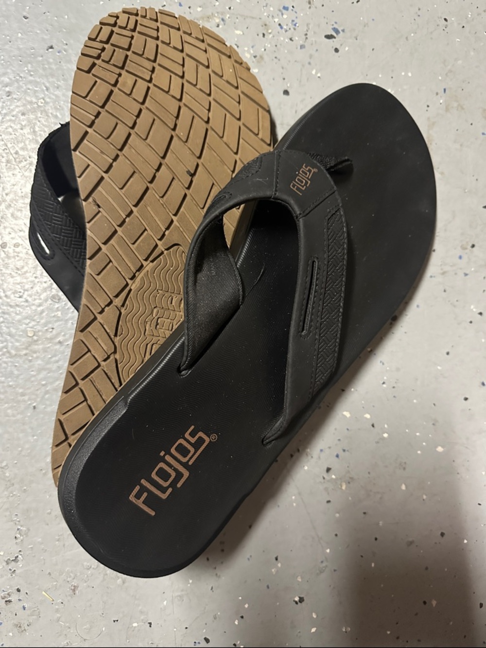 Flojos Men's Black and Tan Flip-Flop Sandals